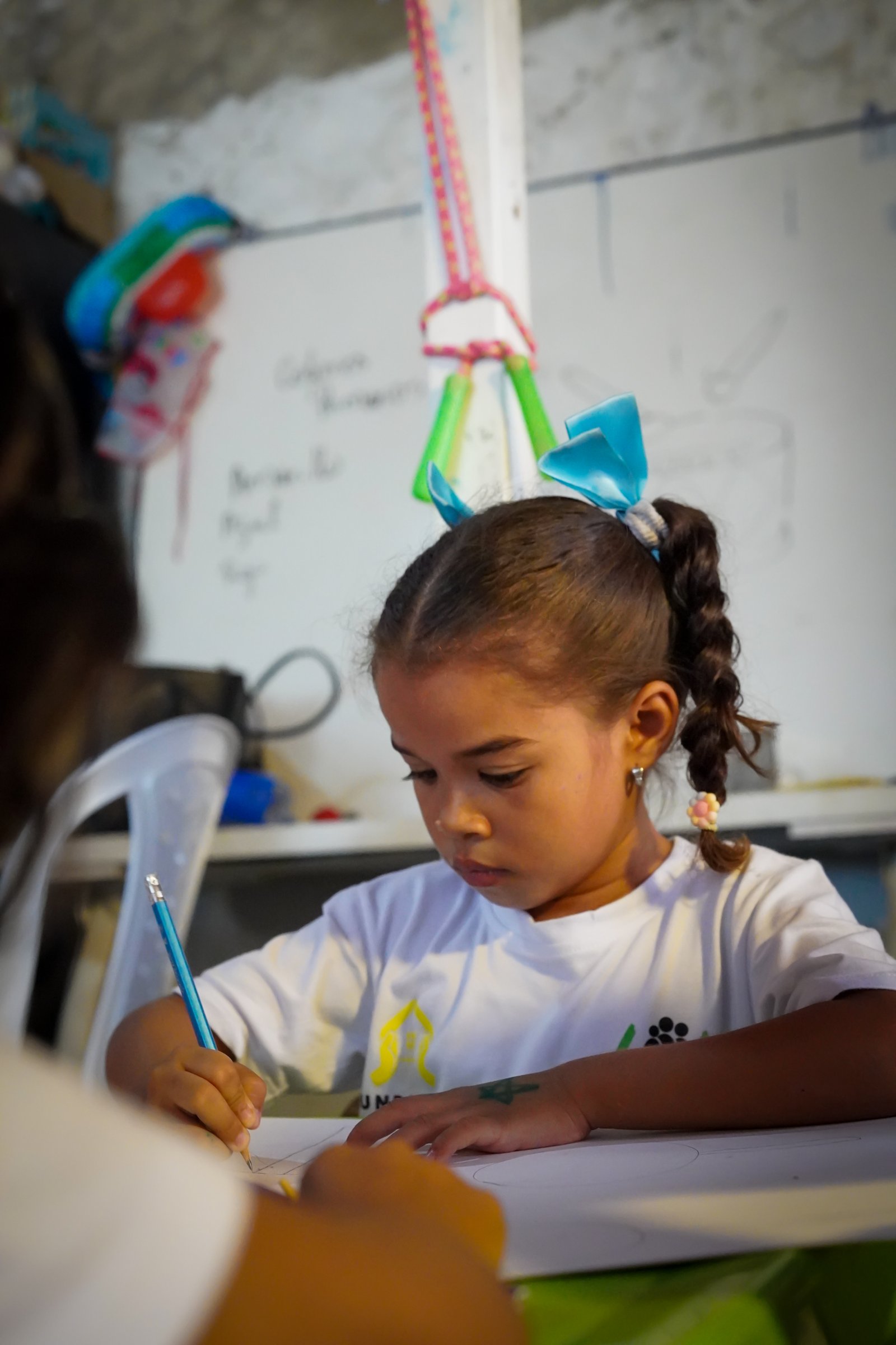 Niña escribiendo en el taller
