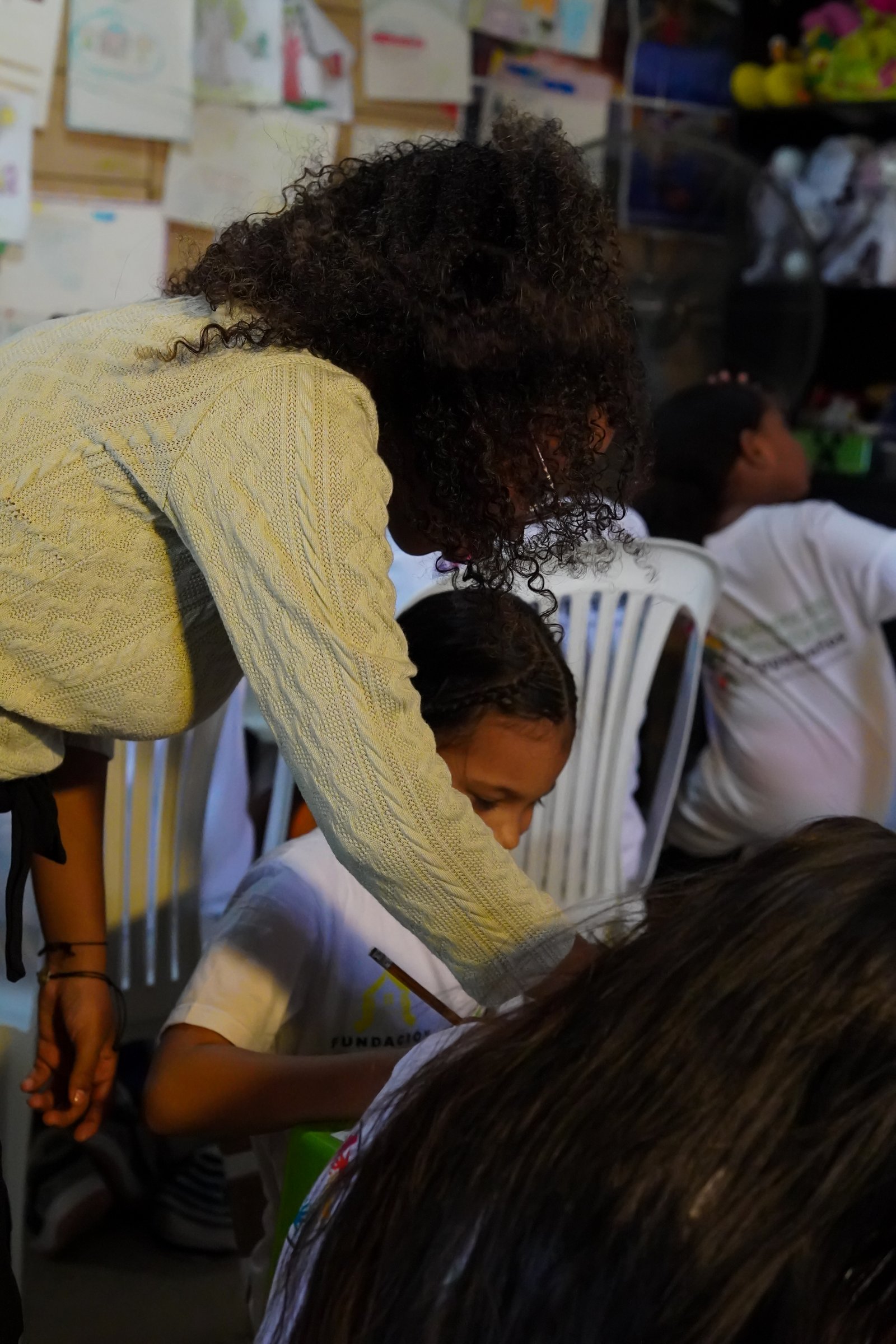 Yuranis acompañando a una niña en el taller